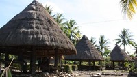 Lopo tempat menenun depan rumah di Maubesi