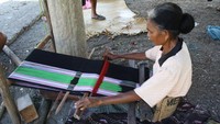 Seorang Ibu yang sedang menenun di Maubesi