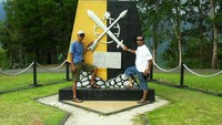 Kami saat berfoto di Tugu Mac Arthur