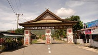 Gerbang masuk sumber air panas Semurup