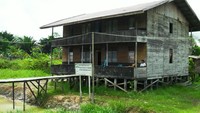 Rumah tinggi milik keluarga Ibu Teti