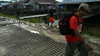 Berjalan di atas tikar baja