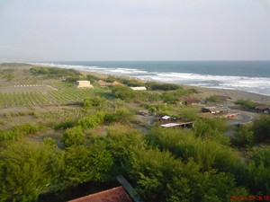 Melihat Keindahan Pantai Pandan Sari Lewat Mercusuar