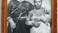 Raja Flores dengan pakaian ala portugis
