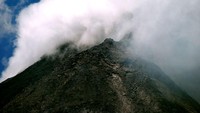 Puncak Merapi yang mengeluarkan kepulan asap