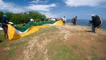 Membelah Angin Paralayang di Atas Pantai Timbis