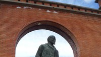 Lenin di Pintu Gerbang Memento Park
