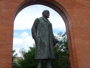 Memento Park: Melihat Kuburan Monumen-monumen Komunis di Budapest