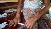 Menggulung kapas yang sudah bersih