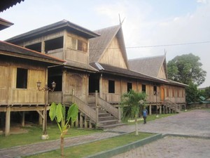 Mempertahankan Sejarah Istana Kuning