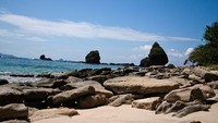 Keistimewaan Papuma, pasir putih, batu malika dan karang di tengah laut