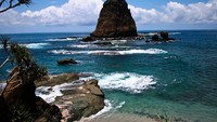 Batu karang dan air laut yang jernih