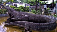 Patung buaya di bagian depan (pesutmahakam.wordpress.com)