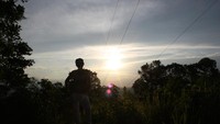 Tiba Di Senja Puncak Bukit Buhis
