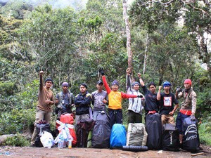 Menapaki Terjalnya Gunung Cikuray