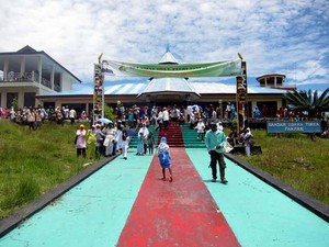 Menari Sawat di Bandara Fak-Fak