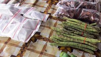 Pinang dalam bentuk buah, sirih, beserta kapur dikombinasikan dalam satu kunyahan. Pinang juga tersedia dalam bentuk yang dikeringkan