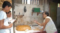 Bu Emi memotong motong Getuk untuk kemudian di goreng