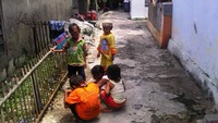 Anak-anak yang sedang bermain di salah satu gang di Pulau Panggang