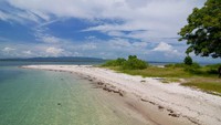 pantai yang Bersih di Pulau Moyo (www.pulaumoyo.com)