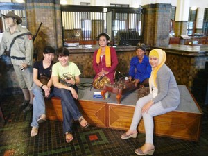 Mengelilingi Bangunan di Sepanjang Kota Tua