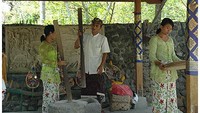 Proses penumbukan padi (www.baliclassiccenter.com)