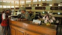 Pengunjung museum sedang dilayani petugas