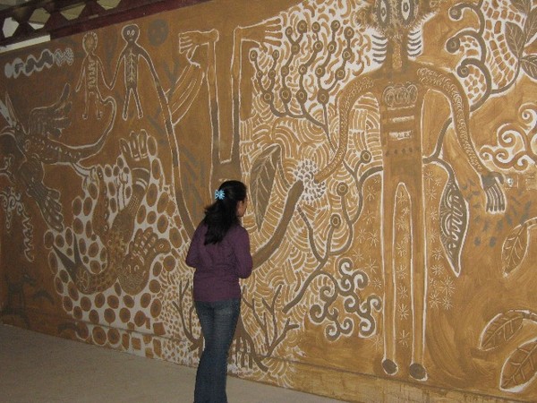 Seorang pengunjung mengamati mural di dinding salah satu ruangan museum.