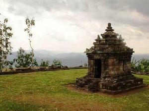 Menggapai Langit di Pelataran Candi Ijo