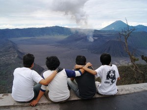 Menggapai Puncak Bromo dan Menembus Lautan Pasir