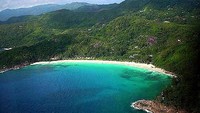 Teluk yang indah di Seychelles (travelpeach.com)