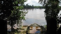 LAWANG KUARI. Tempat ini dijadikan obyek wisata oleh pemerintah setempat, yang membangun beberapa sarana tempat duduk bagi para pngunjung gua ini.