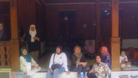 Ramah tamah dengan ibu-ibu arisan di Setu Babakan