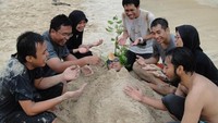 Bermain pasir putih di pinggir laguna