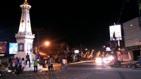 Tugu Jogja yang selalu ramai hingga tengah malam