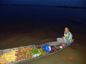 Menikmati Pasar Terapung Banjarmasin