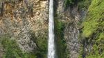 Menikmati Percikan Air Terjun Sipiso-piso