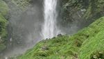 Menikmati Percikan Air Terjun Sipiso-piso