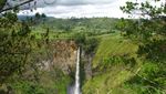 Menikmati Percikan Air Terjun Sipiso-piso