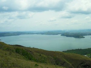 Menikmati Pesona Danau Sentani Dari Bukit Makatur, Merasakan Romantisme Mac Arthur