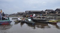 Suasana Jual beli di pasar terapung