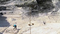 Tukang batu yang sedang bekerja