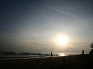 Menyambut Pagi di Pantai Utara Sumenep
