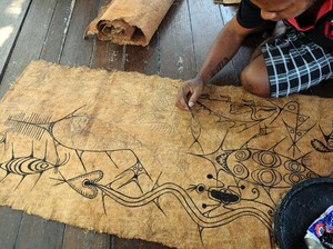 Menyapu Kuas di Atas Kulit Kayu
