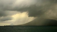 Pulau Sebesi dari kejauhan, dibayangi Gunung Krakatau di belakangnya