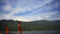 anak anak sekitar danau Ranau meloncat bebas