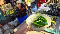 Semangkuk tambelo seharga 20.000 rupiah di pasar kaget Pelabuhan Pomako.