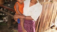 Mama Ana dengan cucu