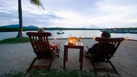 Menikmati sore ditepi pantai, dengan segelas minuman segar dan lilin-lilin. Membuat suasana di resort ini begitu romantis untuk memadu kasih.