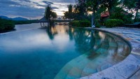 Kolam renang di Mimpi Resort Menjangan yang menghadap ke arah matahari tenggelam. Berenang sambil menikmati sunset. Sungguh indah